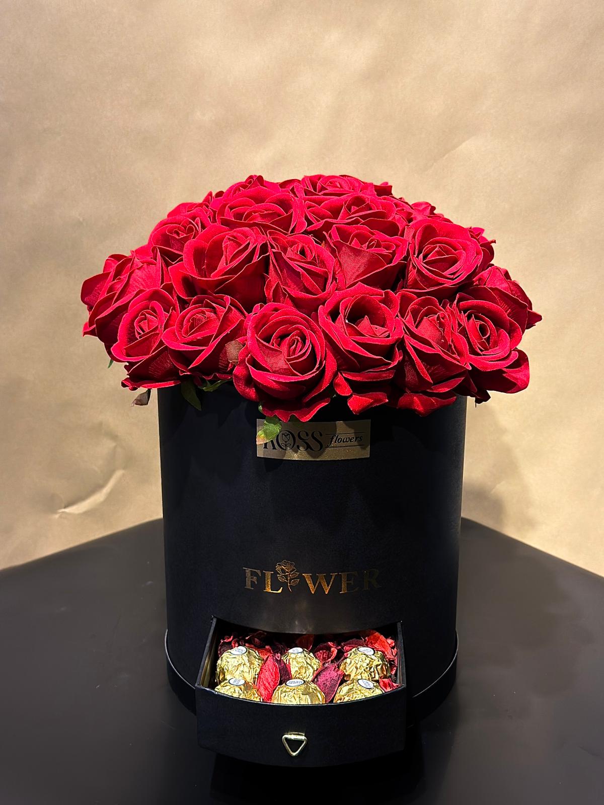Kırmızı Gül ve Çikolatalı Kutu