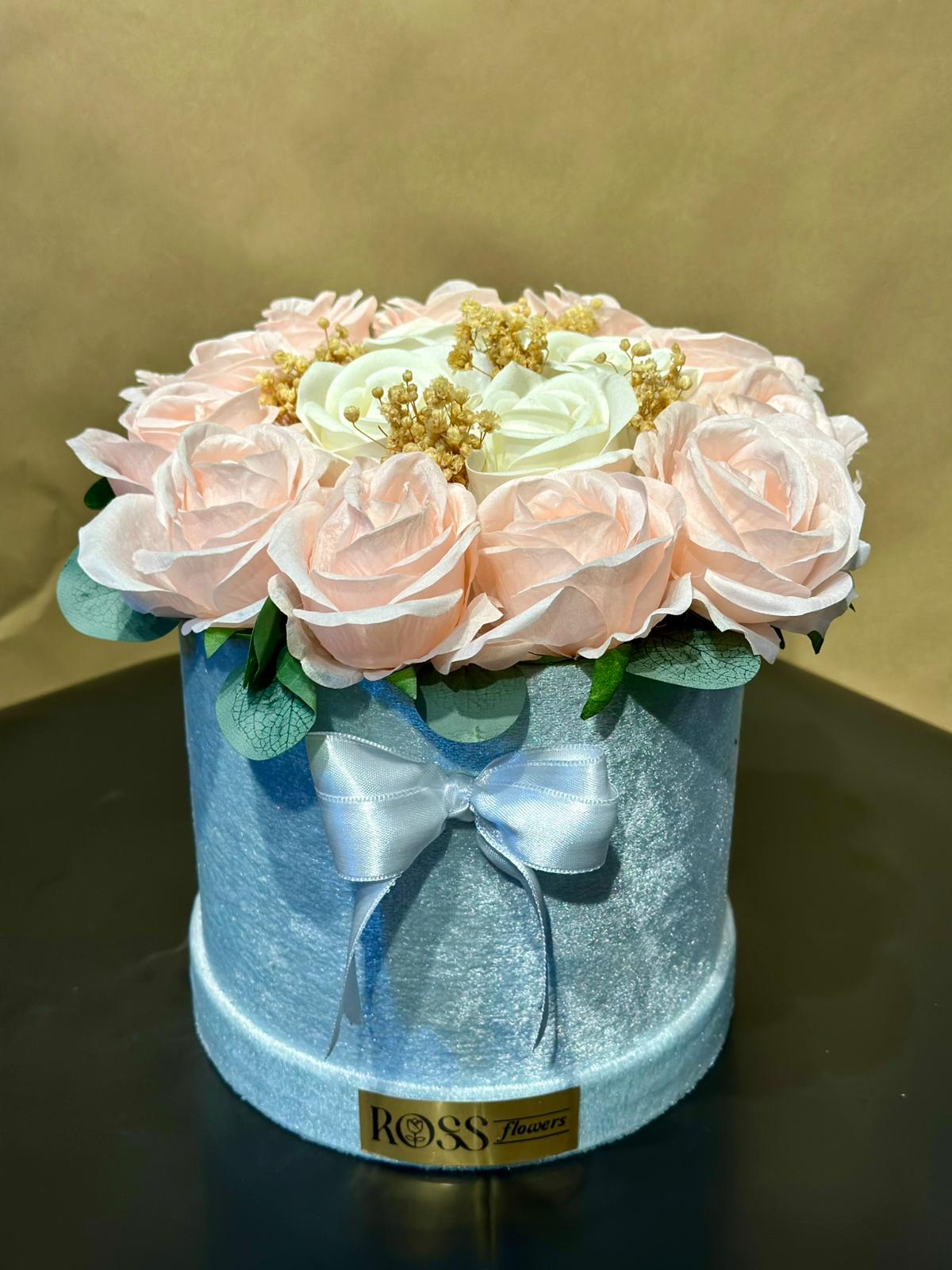 Kadife Kutuda Pembe Güller